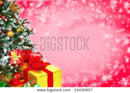 Albero di Natale su sfondo rosso con bianco showflakes.