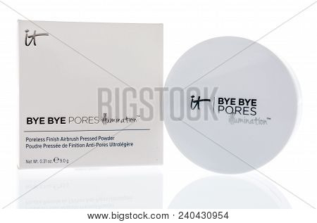 Winneconne, Wi -  21 April 2018: A Package Of It Bye Bye Pores Illumination Pressed Powder On An Iso