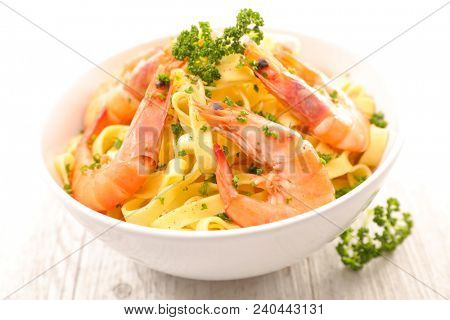 taglatelle and shrimp