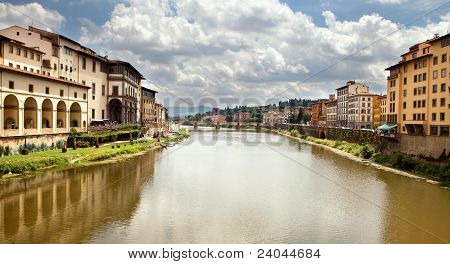 フィレンツェ (firenze) のアルノ川