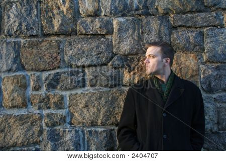 Uomo si appoggia contro il muro