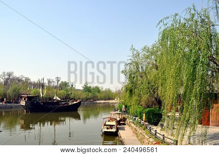 Millennium City Park
.photographed In Kaifeng , China