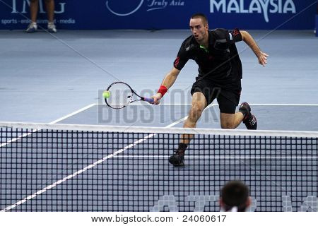 BUKIT JALIL, Malezya - Ekim 01: Sırbistan'ın Viktor Troicki bir voleybolu bu Malezya açık yarı-FA çalışır