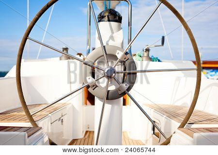 Lenkrad auf einem Boot