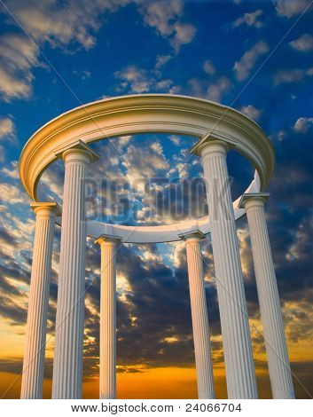 Arco com colunas ao pôr do sol