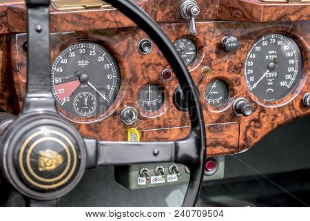 Vintage Jaguar Xk 140 Dhc Se, Built In 1955, 3600 Cc, 210 Hp, 210 Km / H, Close-up Of The Dashboard 