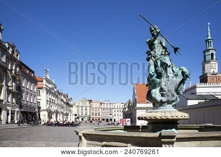 Poznan, Poland, April 30, 2018: Old Market Sqaure. Statue Of Proserpina In Front The Renaissance Old