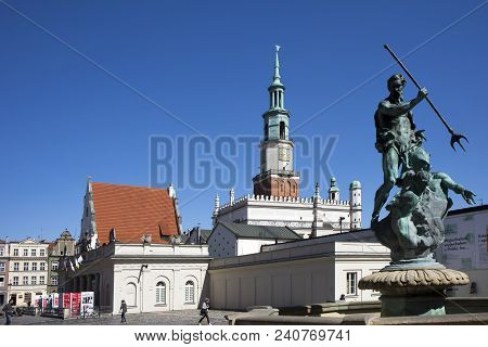 Poznan, Poland, April 30, 2018: Old Market Sqaure. Statue Of Proserpina In Front The Renaissance Old