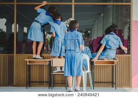 Students Are Helping To Wipe The Glass.