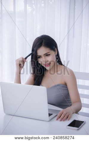 Smart Girl's Working On Notebook , Workingwoman Using Laptop In The Room