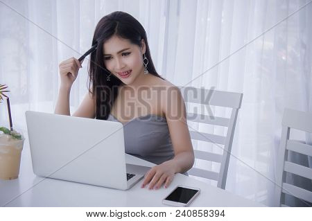 Smart Girl's Working On Notebook , Workingwoman Using Laptop In The Room