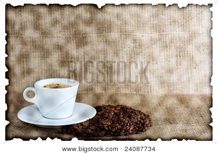 Xícara de café e grãos