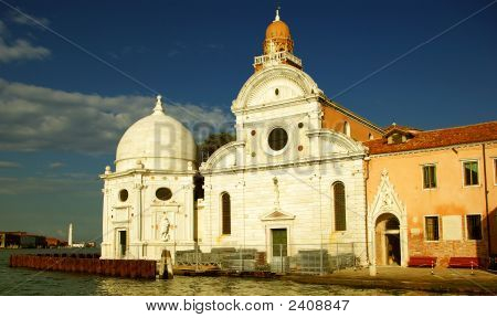 คริสตจักรที่โดดเดี่ยวในเวนิส