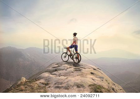 Cyklista na vrcholu kopce
