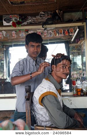 Taglio di capelli In un salone indiano