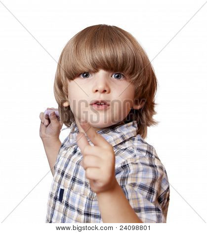 Um menino gritando está apontando para a frente
