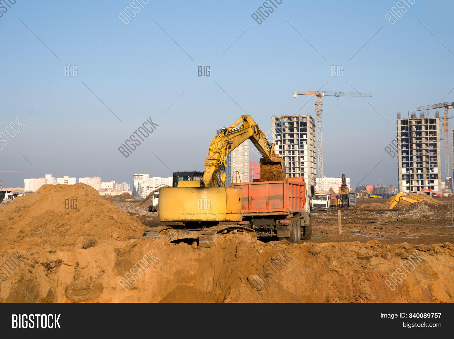 Excavator Load Sand Image & Photo (Free Trial) | Bigstock