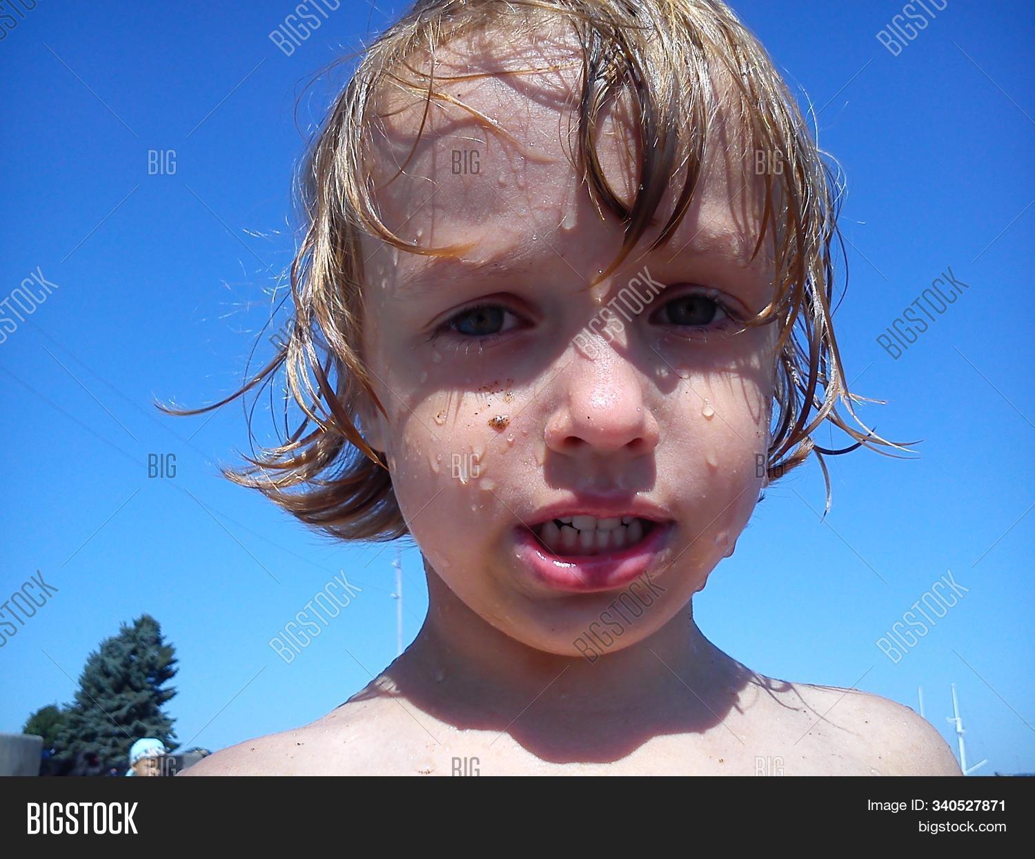 турецкий грипп у детей. ребенок мокрый после температуры. малыш купается. ребенок мокрый после температуры. высыпания у детей до года.