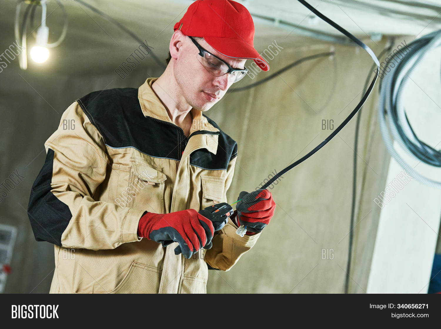 08. Installer worker. электромонтажная фирма. электрик. электрика.