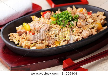 Cucina giapponese - riso fritto con verdure e carne