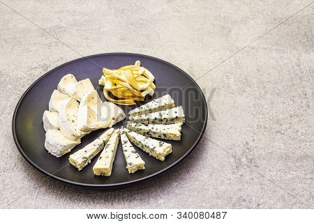 Snack Assorted Cheeses Plate