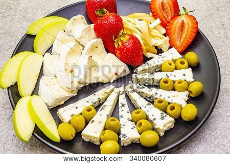 Snack Assorted Cheeses Plate