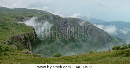 Panorama di Southern Edge di Karabi Plateau, Monti di crimea, Ucraina