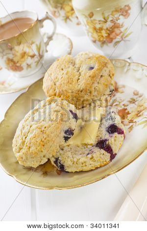 Mustikka Scones voita ja kuppi teetä