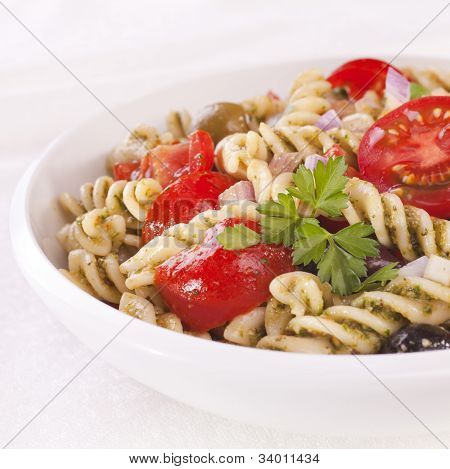Pastasalaatti tomaattia ja oliiveja