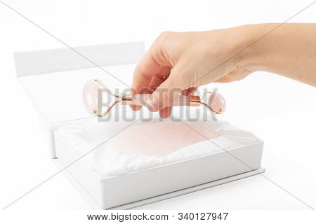 Jade Roller For Face Massage. Jade Face Roller For Beauty Facial Massage Therapy. Guasha