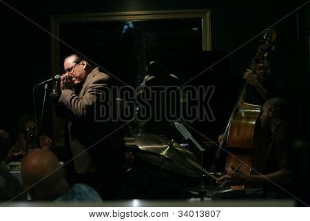 MADISON, NJ - 16 de junho: Steve Turre sopra em uma concha de caramujo, como ele executa com o seu quarteto no Sh