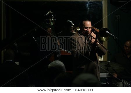MADISON, NJ - 16 de junho: Steve Turre executa com seu quarteto de Jazz de Shanghai em 16 de junho de 2012 no Ma