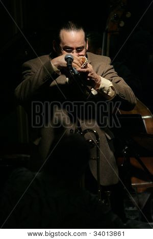 MADISON, NJ - 16 de junho: Steve Turre sopra em uma concha de caramujo, como ele executa com o seu quarteto no Sh
