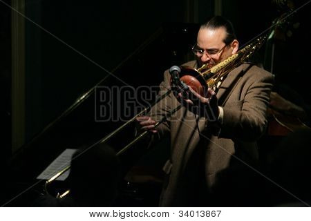 MADISON, NJ - 16 de junho: Steve Turre executa com seu quarteto de Jazz de Shanghai em 16 de junho de 2012 no Ma