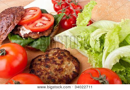 cheeseburger et ingrédients pour un autre hamburger