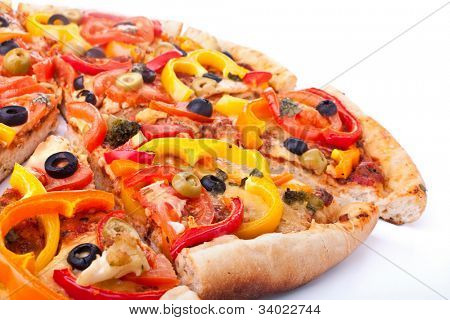 bütün sebze pizza dilimler halinde kesilmiş