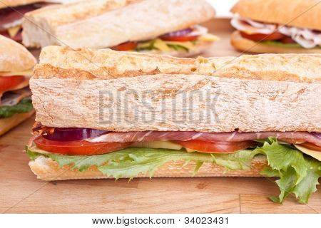 Gruppe der PrivateSub Sandwiches auf einem Tisch