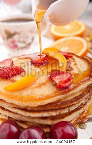 стек блины slathered с сиропом и кофе