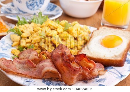 eggie brød, røræg og stegt bacon