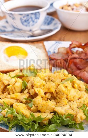 eggie brød, røræg, kaffe og stegt bacon
