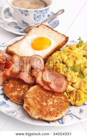 kaffe, røræg, runde franske toasts, eggie brød og bacon