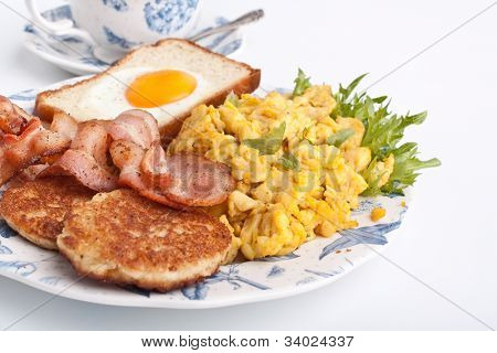 kaffe, røræg, runde franske toasts, eggie brød og bacon