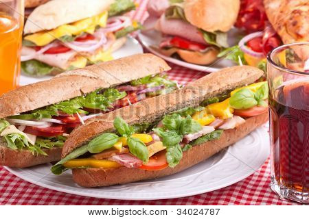 große Gruppe der Sandwiches auf einem Tisch