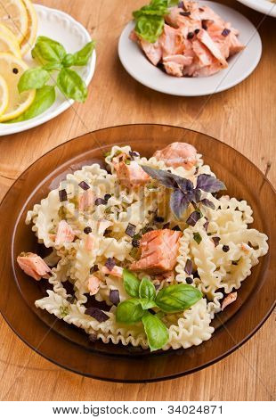  en servering af pasta mafalde med laks
