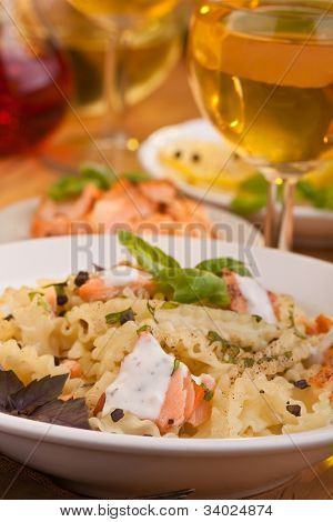 en servering af pasta mafalde med laks