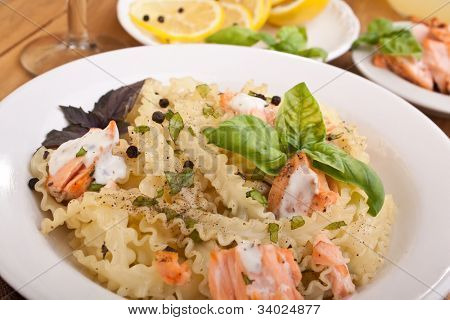 en servering af pasta mafalde med laks