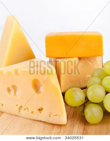 Varios tipos de queso con uvas
