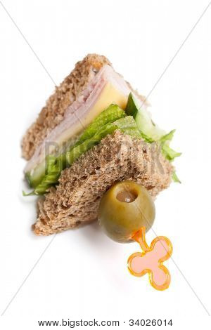 Club sandwich med skinke, ost, salat og agurk på hele hvedebrød