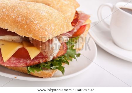 Ciabatta-Brot-Sandwich, gefüllt mit Fleisch, Käse und Gemüse