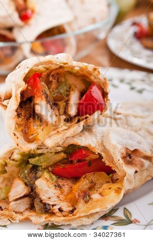 tradiční mexický kuřecí a hovězí fajitas s guacamole